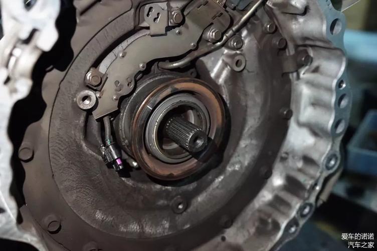 What is the significance of the wear resistance of the material of the automotive rear axle bearing for its long-term use?